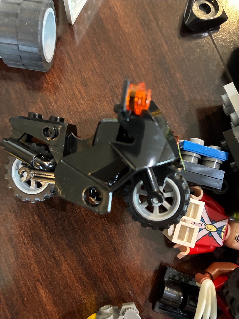 Assorted miscellaneous Lego pieces from various sets - Picture 4 of 10